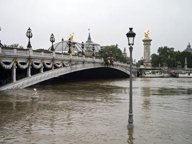 Сена заплашва да залее Париж