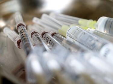 Имунизации с две ваксини започват във Великобритания