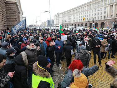 Протестиращи отново блокираха бул. "Дондуков" пред сградата на Министерския съвет
