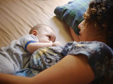 Първи случай в света: Ваксинирана майка е предала антитела на бебето си
