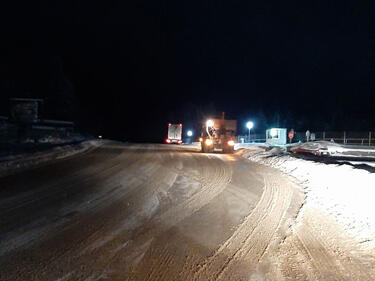 224 снегорина са работили по пътищата цяла нощ, в Смолянско снегът продължава