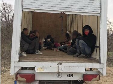 Хванаха 14 нелегални мигранти в бус край Китен