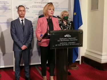 Манолова иска депутатските заплати да се намалят сериозно