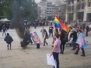 Запалиха знамето на ЛГБТ общността на прайда в Бургас (ВИДЕО)