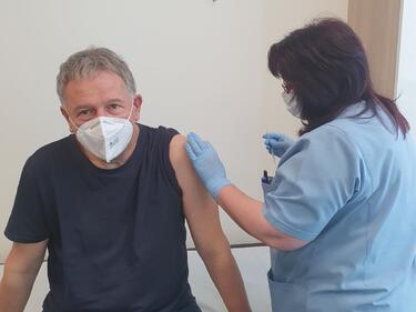 И здравният министър се имунизира