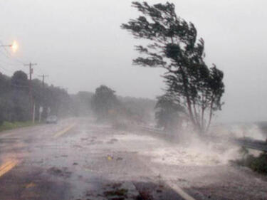 Тропическата буря "Елза" се усили до ураган и удари Карибите