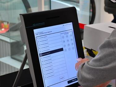 Говорителят на ЦИК демонстрира как се гласува машинно