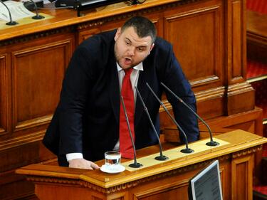 Пеевски атакува и лично списъка "Магнитски" в съда
