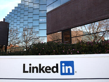 LinkedIn с повече потребители, а и приходи