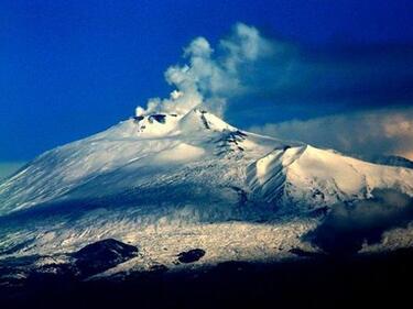 Вуланът Етна се е издигнал на височина след серия изригвания