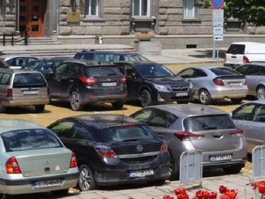 Напук на общината: Депутатите пак паркират безплатно зад парламента

