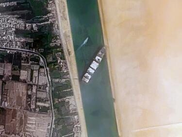 Отново: Кораб блокира Суецкия канал