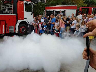 Огнеборците в Бургас празнуват професионалния си празник с ден на отворените врати