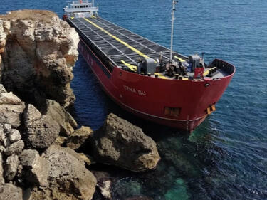 Заради лошото време днес няма да се предприемат никакви действия за освобождаване на заседналия край Камен бряг кораб