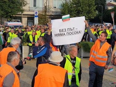 Национален протест на пътните строители блокира много градове в страната