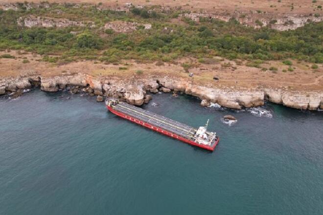 Моряците от кораба край Яйлата са плашени с убийства и не могат да получат парите си ФОТОФАКТИ