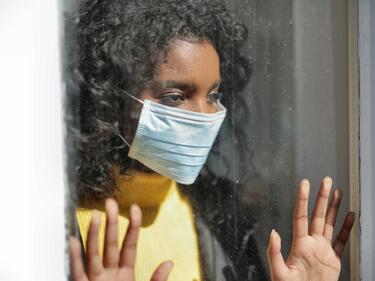 Британски учени: Да се въведе работа от вкъщи и маски на закрито