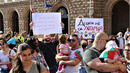 Родителски протест в София с искане за присъствено обучение на големите ученици
