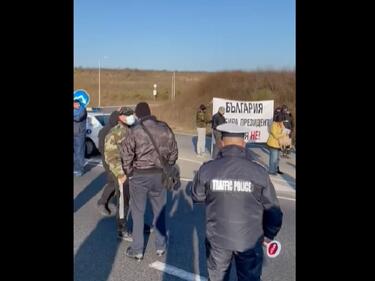 Пътят при ”Капитан Андреево” е блокиран от противници на ”изборния туризъм”
