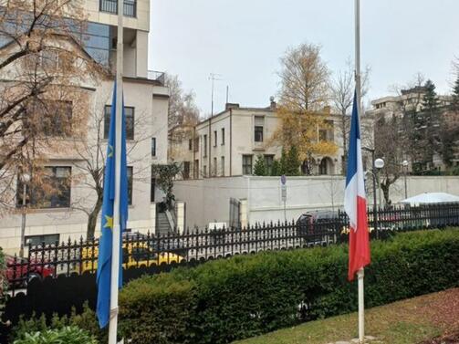 Посолства в София свалиха знамената наполовина в знак на съпричастност
