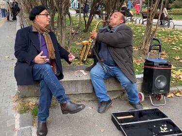 Уличен музикант изсвири "Кръстникът" на Анди Гарсия на пъпа на София (ВИДЕО)