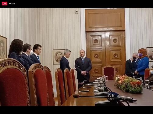 Президентът Румен Радев връчи мандата за съставяне на правителство на първата