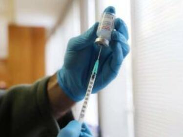 Рекордна опашка от желаещи да си поставят една от трите налични ваксини