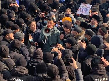 Цената на горивата възбуди масови протести в Казахстан, кабинетът падна