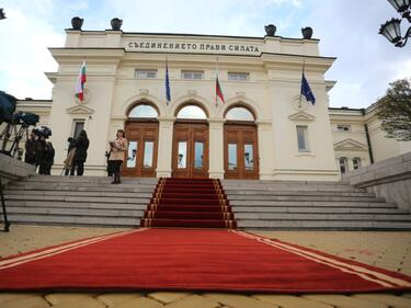 Мобилни ковид-лаборатории паркират пред парламента
