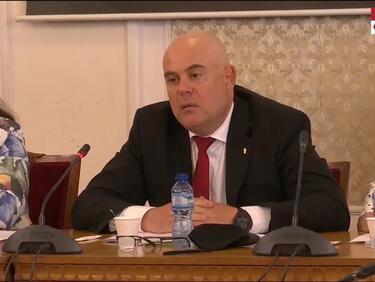 Гешев поиска от БОЕЦ информация по "Магнитски" за корупционни престъпления на Пеевски
