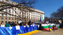 Стотици протестират пред президентството ни срещу войната в Украйна