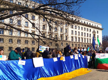 Стотици протестират пред президентството ни срещу войната в Украйна