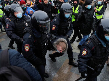 В Русия бяха арестувани над 1600 протестиращи срещу войната
