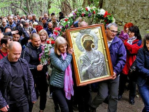 Чудотворната икона на Света Богородица отново поведе стотици вярващи по