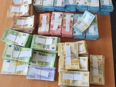 Бургаски митничари откриха огромна сума недекларирана валута
