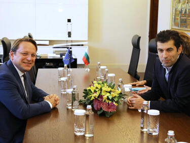 Премиерът се срещна с еврокомисар Оливер Вархеи

