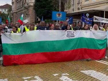 Полицаи поискаха на протест: Властта да реши проблема със заплатите ни!