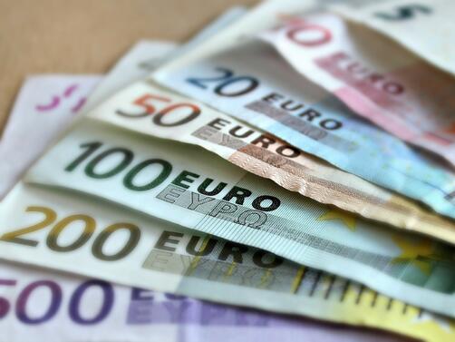 Еврото достигна най ниската си точка спрямо долара от 20 години предава CNBC цитирана