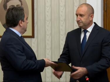 Асен Василев върна на президента Радев неизпълнен мандат (ВИДЕО)