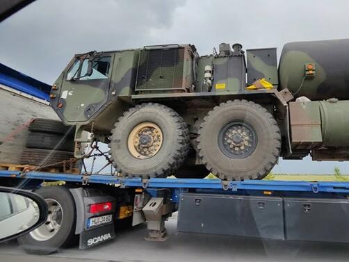 Камиони с немска регистрация извозват различни видове военна техника