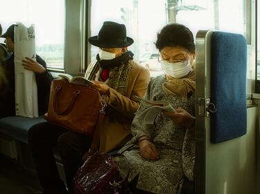 Удължен е срокът за носене на маски в градския транспорт, болници и аптеки