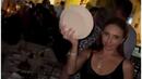 Жената на Песков купонясва в Гърция и троши чинии (ВИДЕО)
