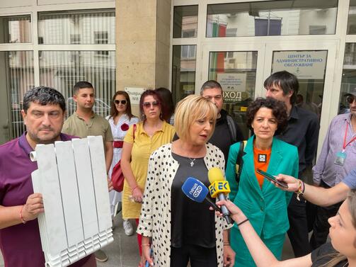 Мая Манолова и членове на Изправи се България  с поредна акция