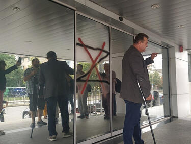 От БОЕЦ изрисуваха знака Z върху стъклата на централата на ”Лукойл” в София