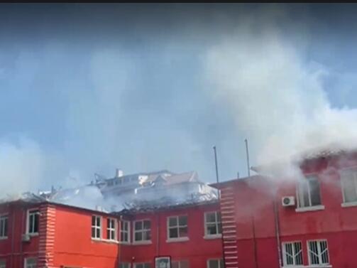 Пожар в училище в Пловдив Шест екипа огнеборци гасят пламъците