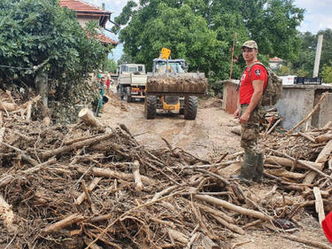 Още разчистват наводнените карловски села