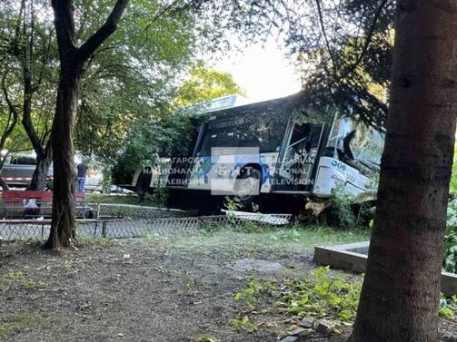 Автобус на градския транспорт в София се е ударил в