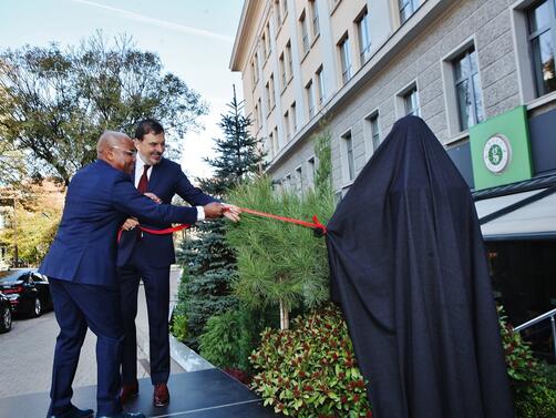 Днес бе открит първият паметник на Нелсън Мандела в България