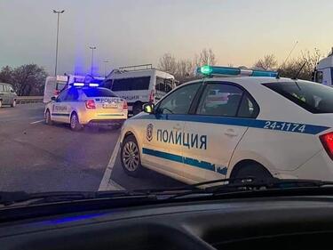 Полицай пострада тежко след гонка с нелегални мигранти край Казичане (ВИДЕО)