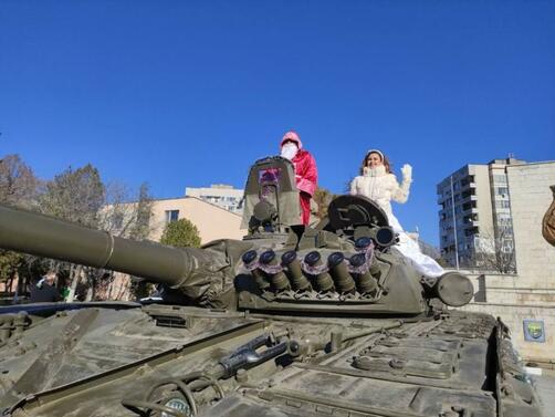 Дядо Коледа изненада жителите на Сливен с нетрадиционно превозно средство.